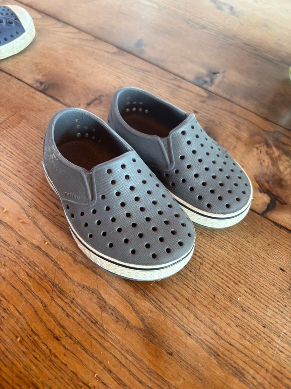 Native toddler waterproof shoes size 5